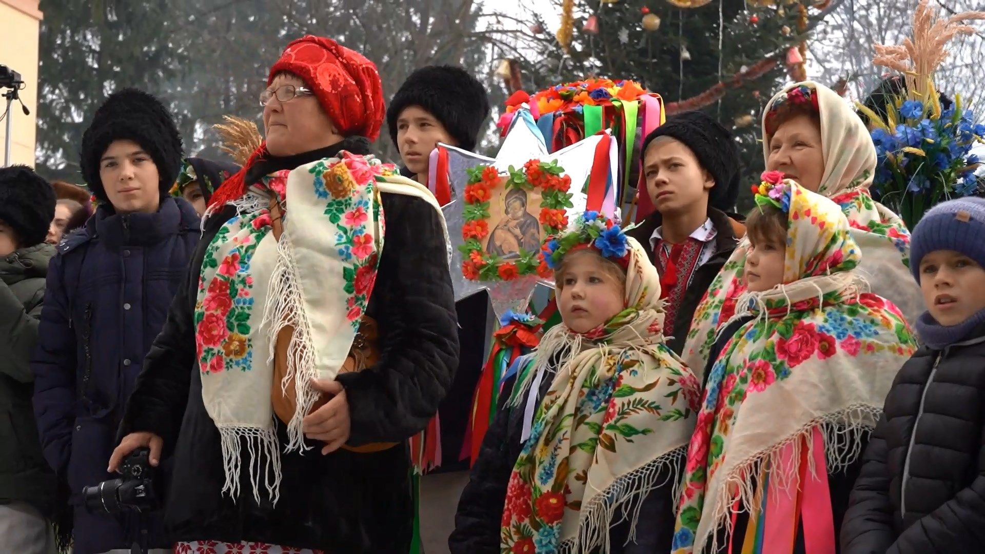 Надзвичайним карнавалом відсвяткували Старий Новий рік на Буковині: видовищні фото та відео