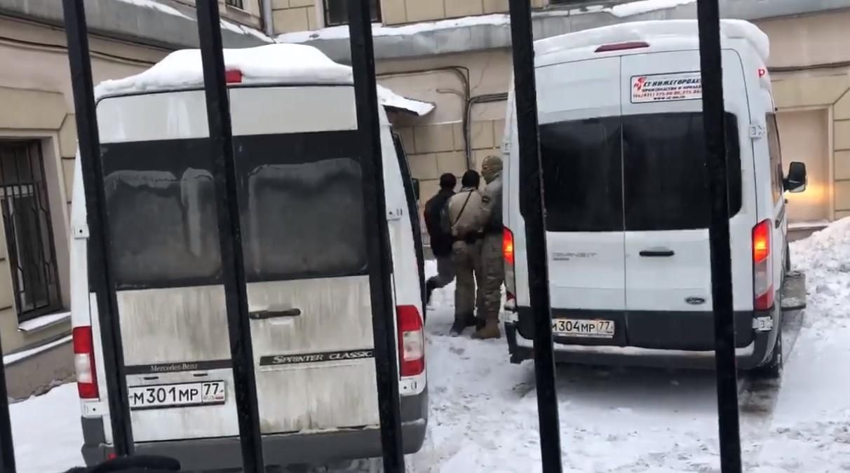 Пленных украинских моряков привезли в суд Москвы: появилось видео Пленных украинских моряков привезли в суд Москвы: появилось видео