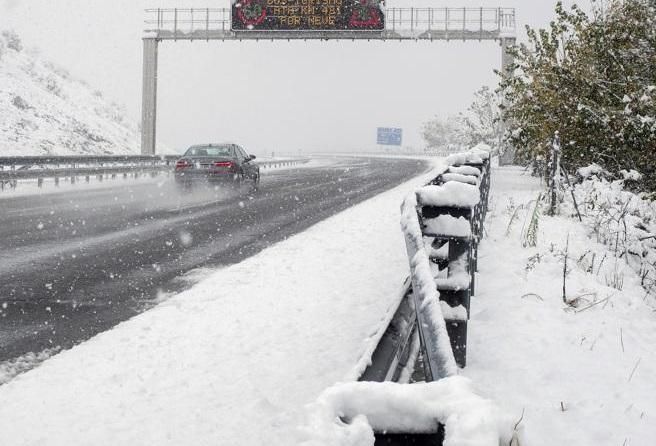 Европу захватили сильные снегопады, в некоторых странах введено чрезвычайное положение