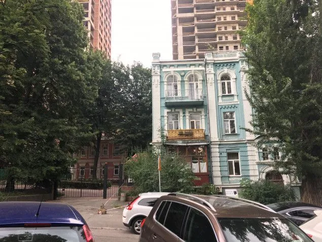 Будинок 19 століття на вулиці Лабораторній 9б Будинок 19 століття на вулиці Лабораторній 9б