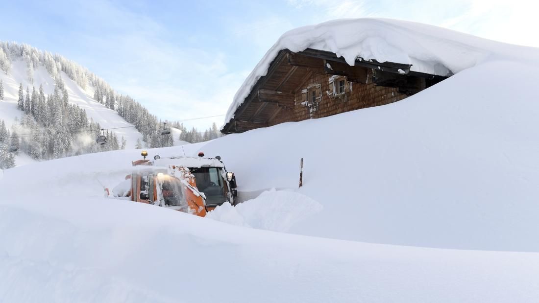 Снег выше грузовика: сеть шокировало видео непогоды в Австрии