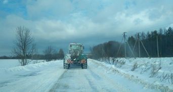 Потужні снігопади на Львівщині заблокували рух транспорту: де неможливий проїзд