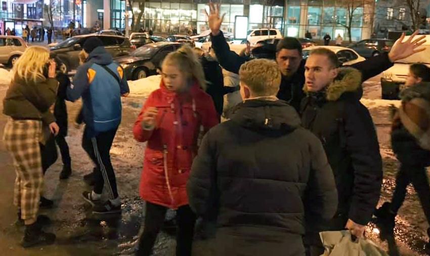 В Киеве на Дворце Спорта дети сильно избили мужчину – видео 18+