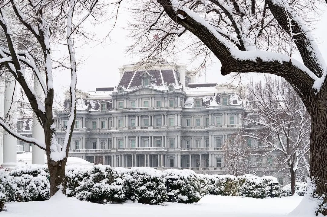 Білий дім в снігу