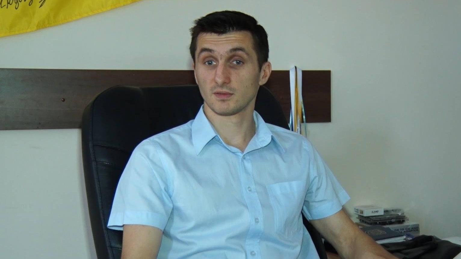 В Житомире активисты высыпали ведро песка в кабинете чиновника: видео