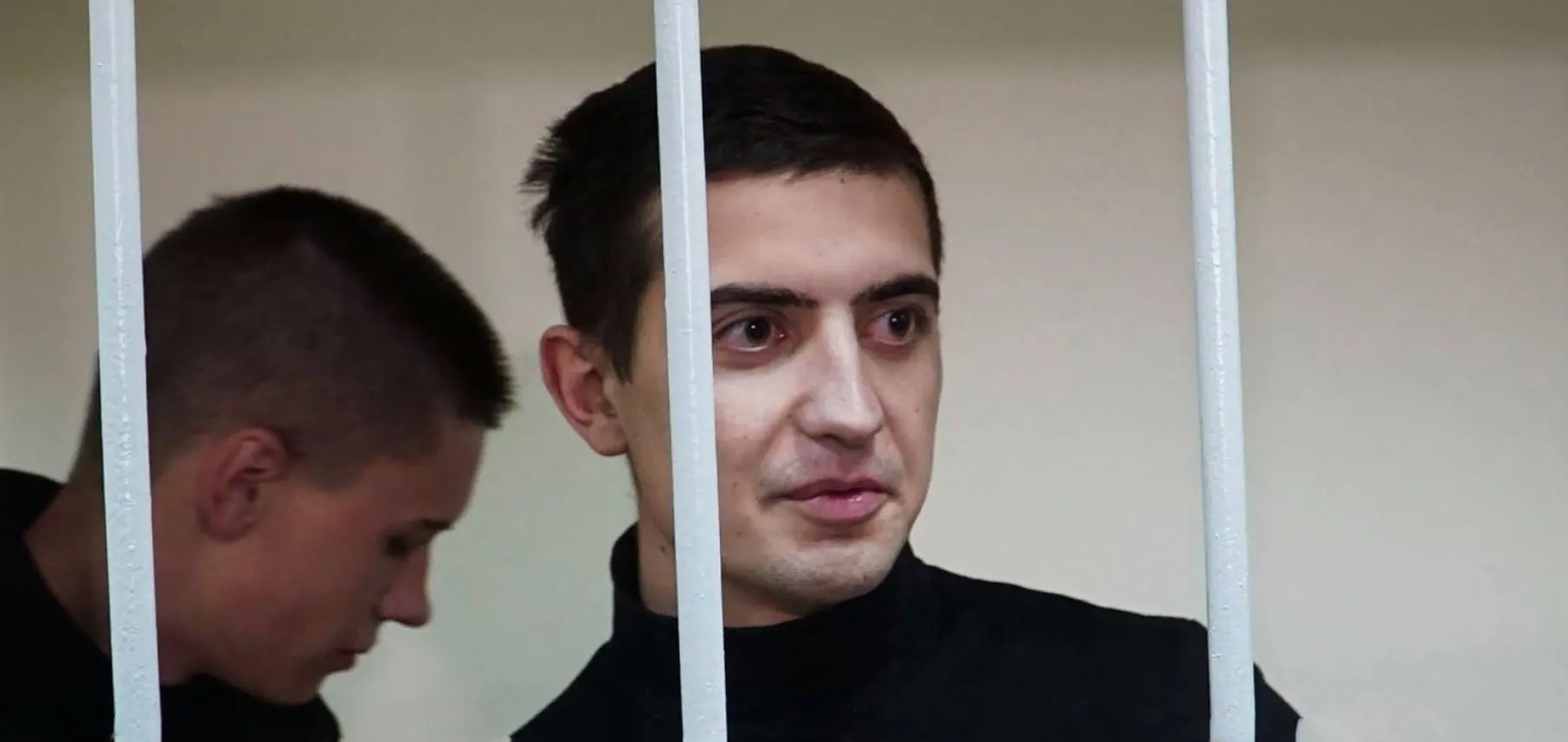 Полонений моряк Андрій Артеменко на судилищі Полонений моряк Андрій Артеменко на судилищі