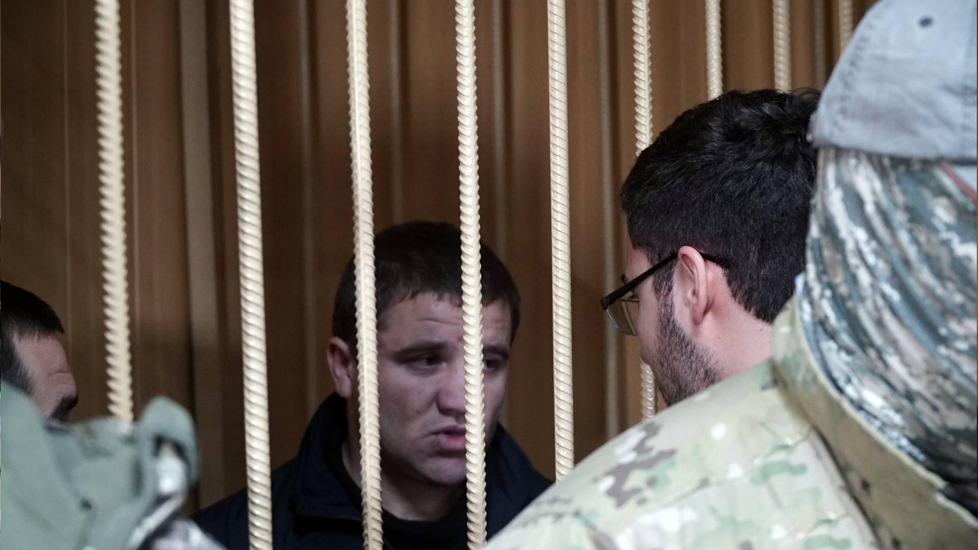 "Измучен, но несокрушим": родные встретились с пленными украинским моряками во время судилища