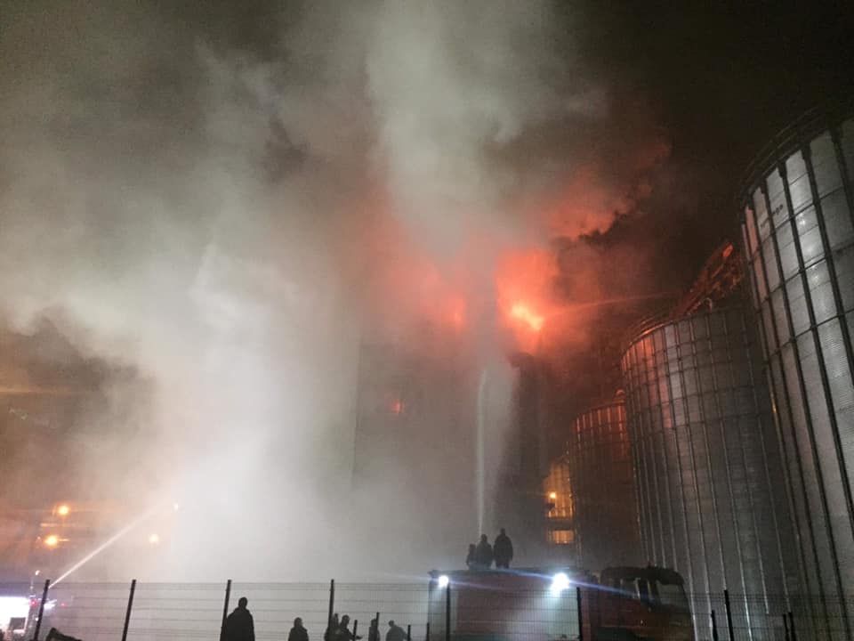 Під Львовом масштабна пожежа охопила олійний завод "Майола": фото, відео