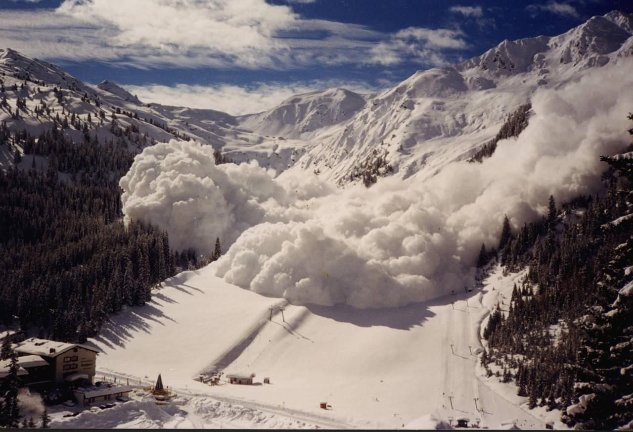 Масштабні снігопади в Австрії: зросла кількість загиблих внаслідок сходження лавин