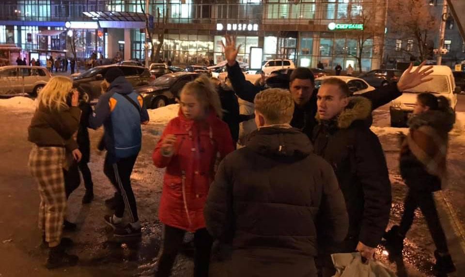 Подростков, которые жестоко избили мужчину в Киеве, заставили извиниться: видео