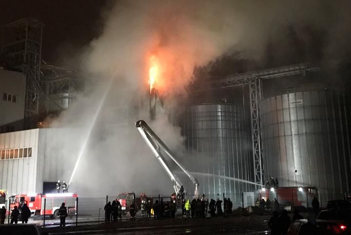 Пожар на заводе "Майола" возле Львова потушили: появилось видео