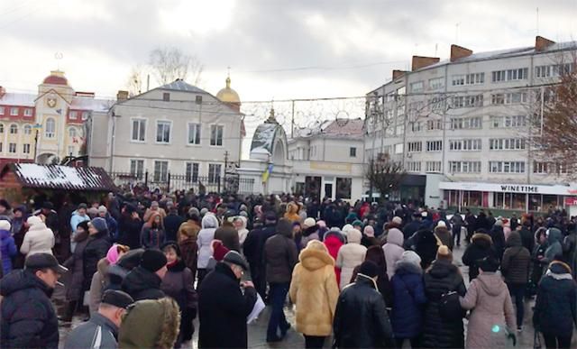 Томос-тур Порошенко: на встречу с президентом на Волыни людей свозили автобусами