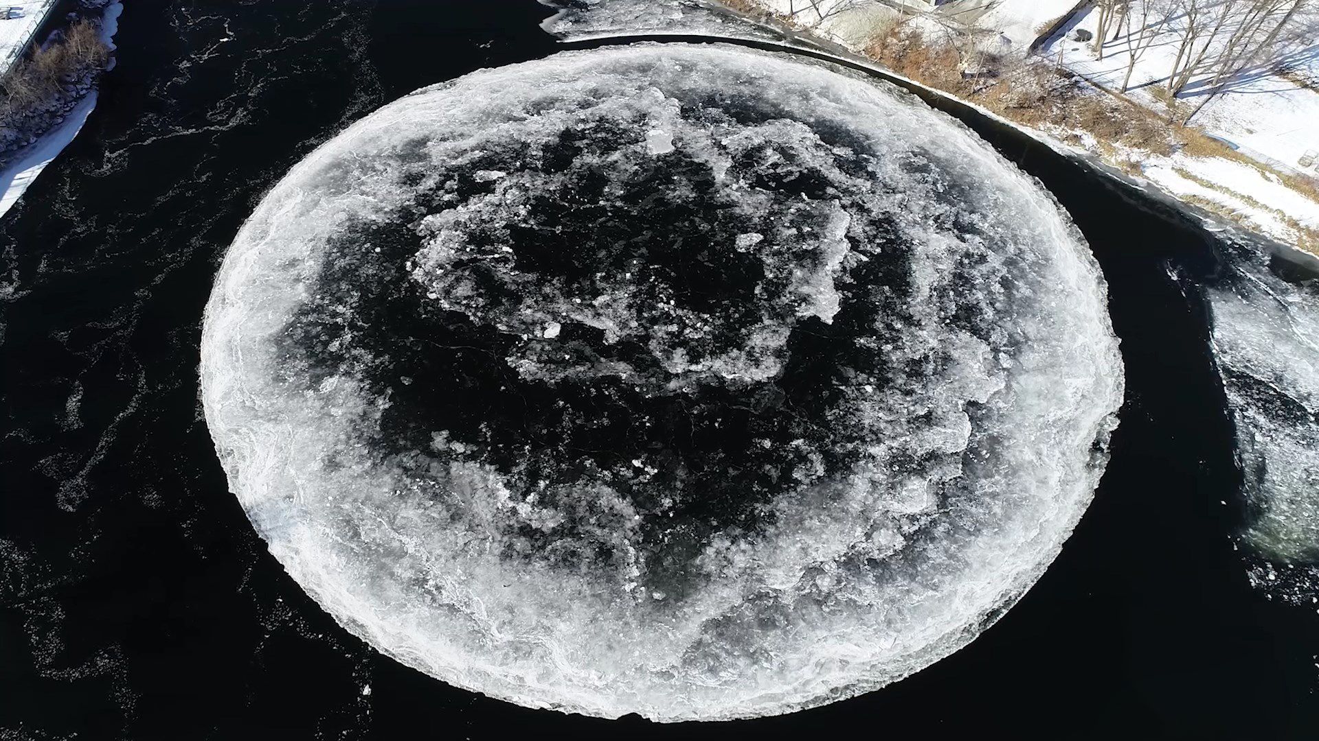 В США на реке образовался загадочный диск льда: впечатляющие фото и видео