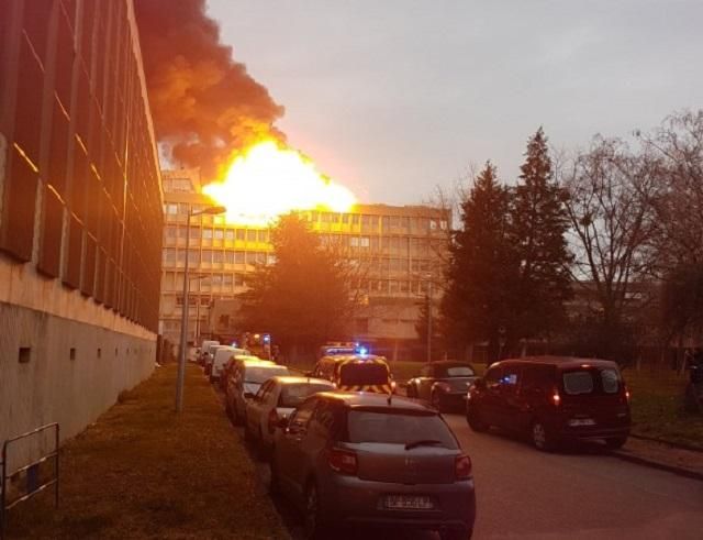 В кампусе университета французского Лиона прогремели мощные взрывы: фото, видео
