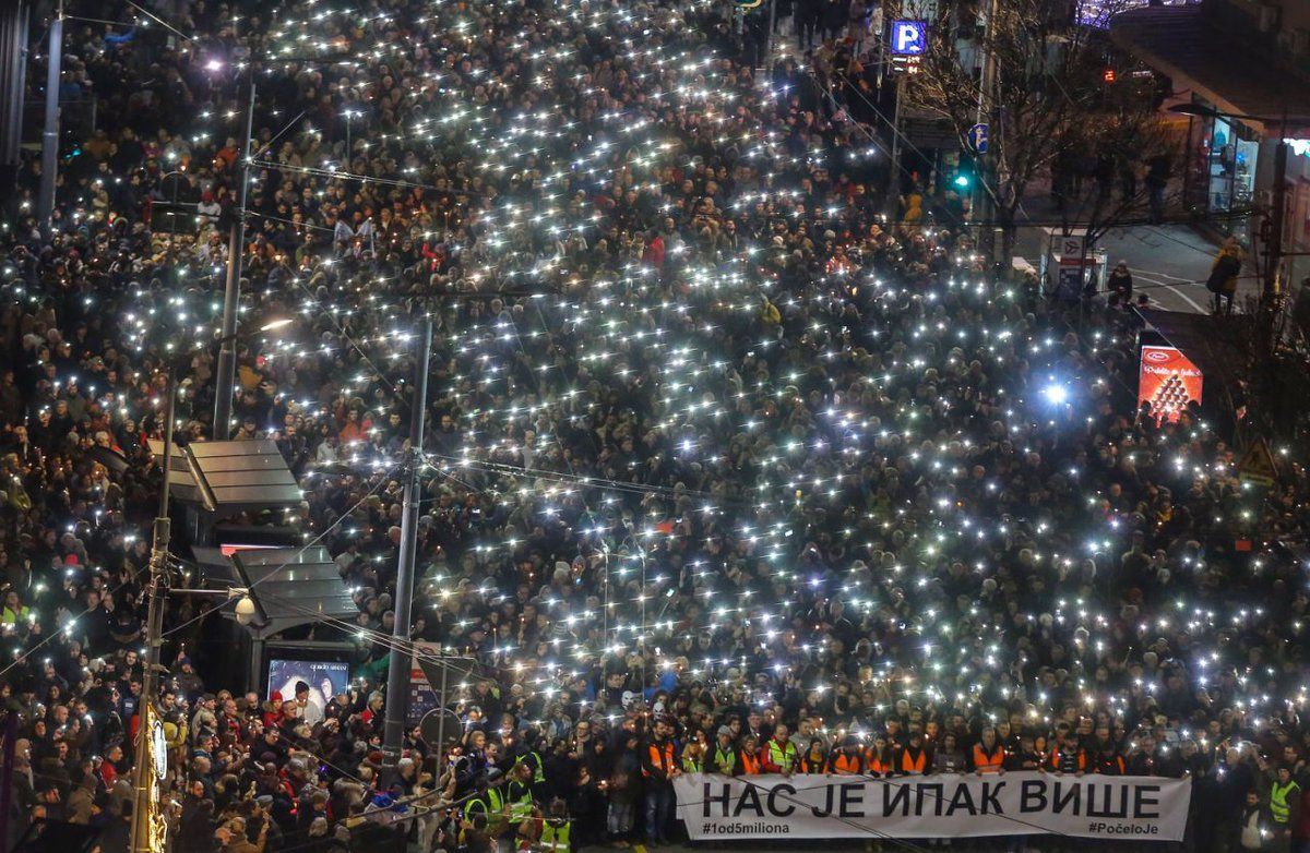 В Сербии тысячи людей вышли на улицы, чтобы почтить память оппозиционного политика
