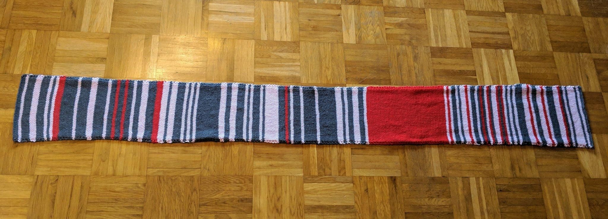 Німкеня понад рік в'язала шарф при запізненні потягів: залізниця придбала його за чималу суму