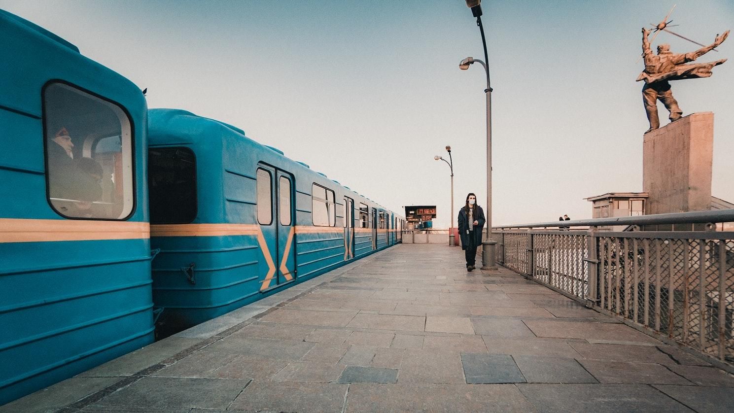 Движение по зеленой ветке Киевского метро ограничено: известно, какие станции не работают