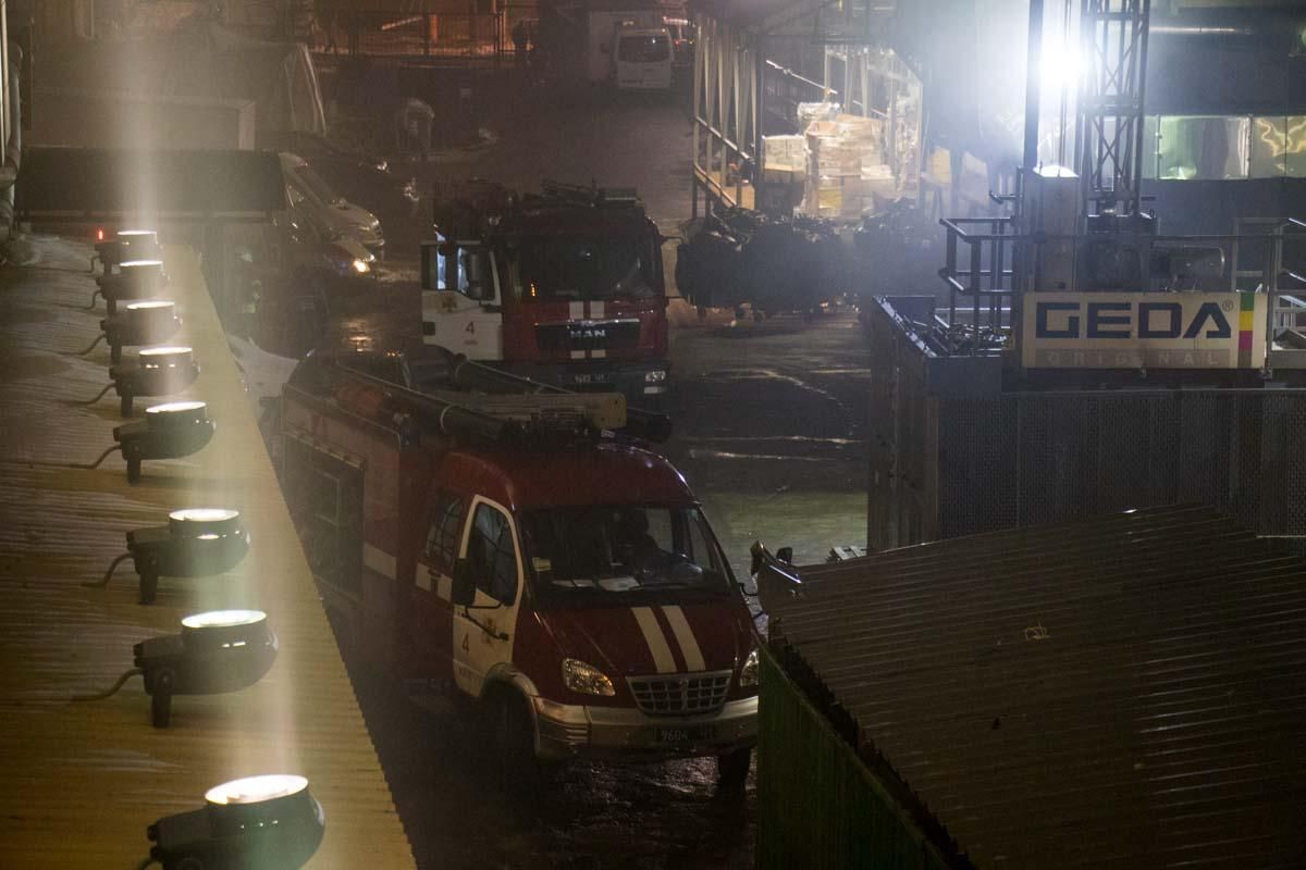 В центре Киева горело здание на территории ТРЦ "Гулливер"