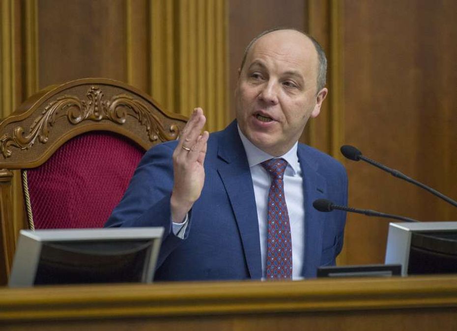 Парубий подписал закон о переходе общин к другим приходам Парубий подписал закон о переходе общин к другим приходам