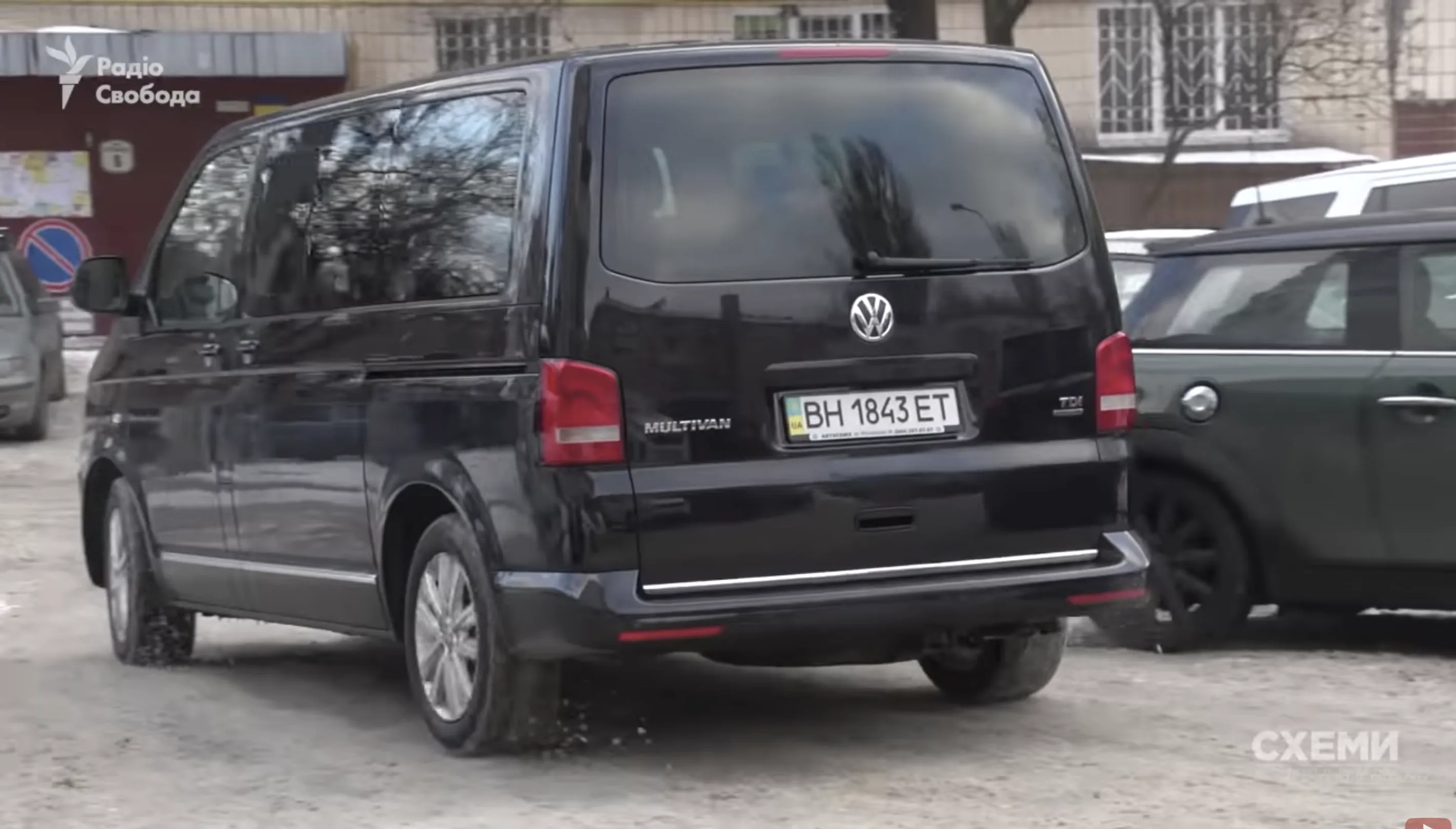 Мікроавтобус Volkswagen Multivan супроводжує Зеленського