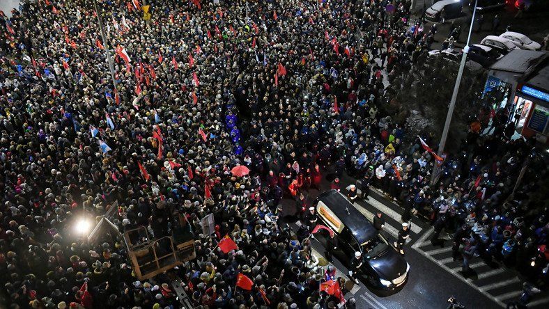 У Польщі тисячі людей проводжають в останній путь загиблого мера Гданська У Польщі тисячі людей проводжають в останній путь загиблого мера Гданська