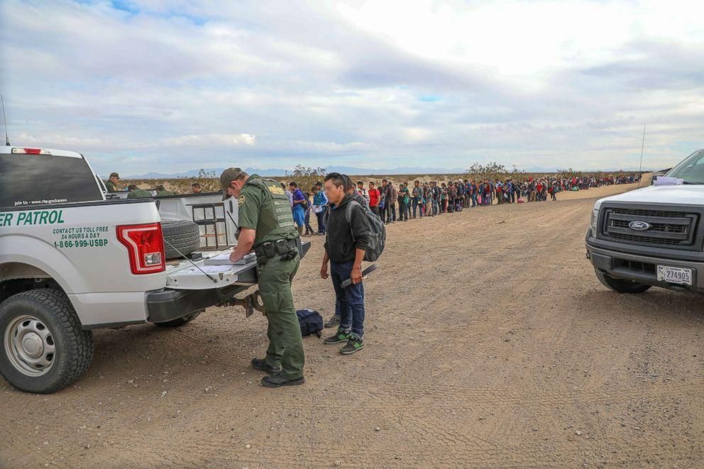 Через подкоп на границе США с Мексикой в Америку незаконно попали почти 400 мигрантов
