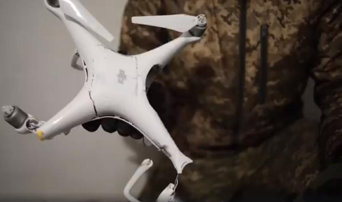 Украинские военные на Донбассе сбили беспилотник боевиков с "сюрпризом": видео Украинские военные на Донбассе сбили беспилотник боевиков с "сюрпризом": видео