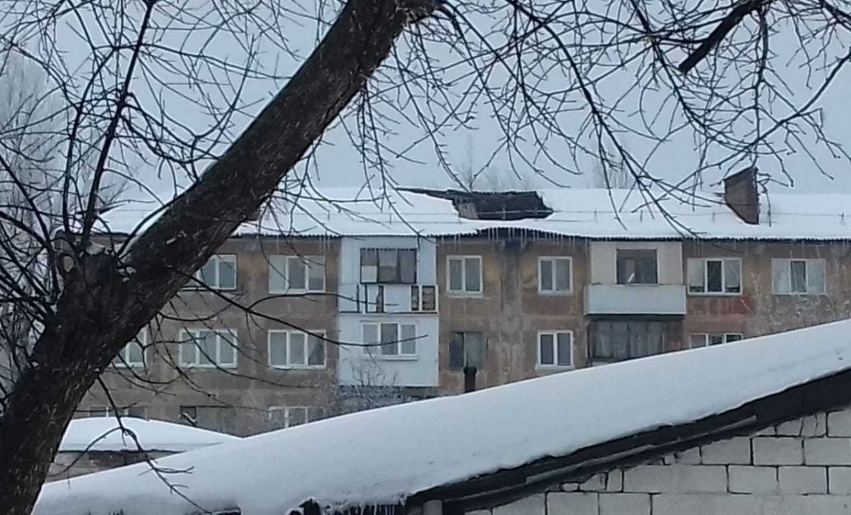В оккупированной Макеевке обрушилась крыша жилого дома: фото