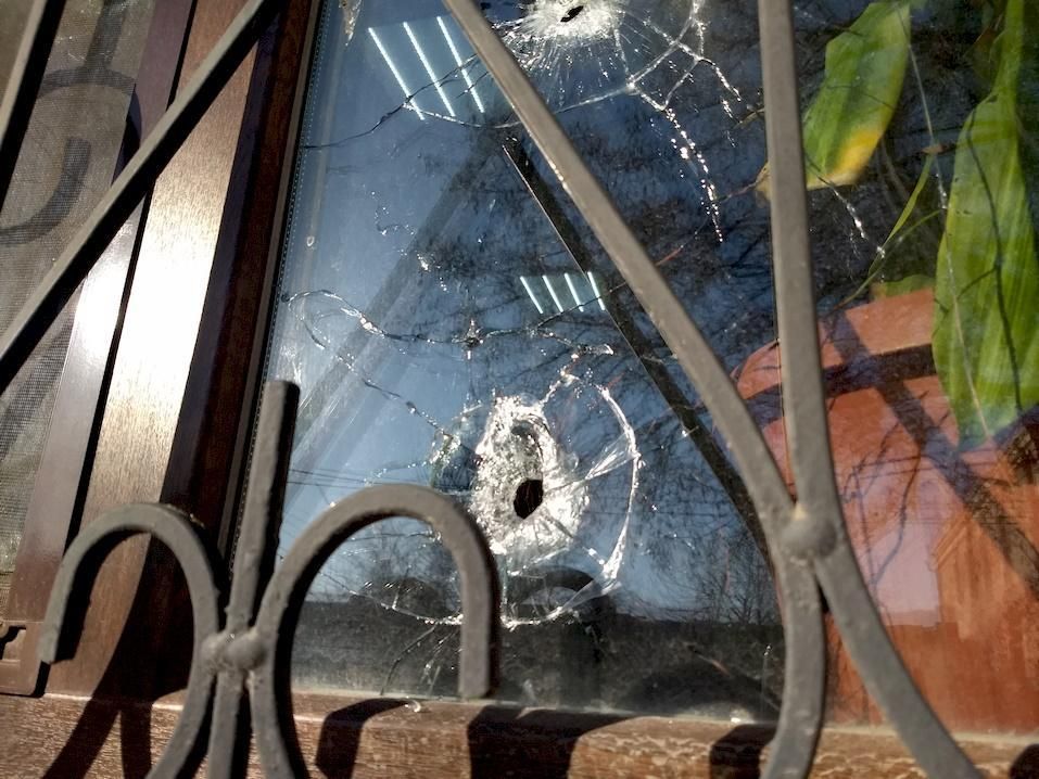 Обстріл у прес-клубі Херсона: поліція затримала підозрюваного Обстріл у прес-клубі Херсона: поліція затримала підозрюваного