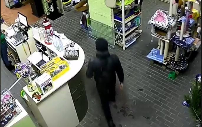 На Дніпропетровщині чоловік розбурхав мережу через спробу вкрасти хом'яка з магазину: відео На Дніпропетровщині чоловік розбурхав мережу через спробу вкрасти хом'яка з магазину: відео