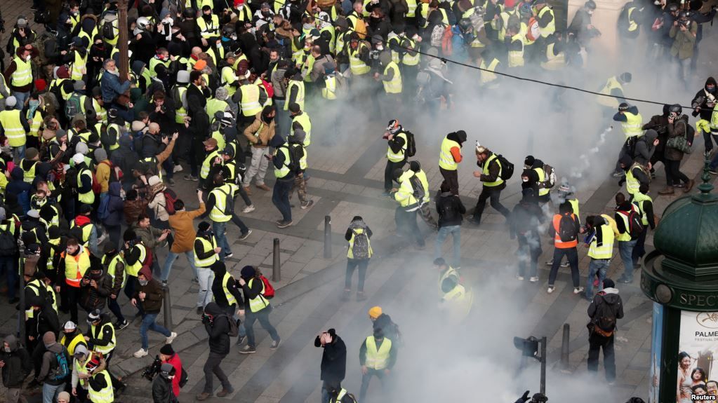Поліція застосувала сльозогінний газ проти протестувальників у Парижі