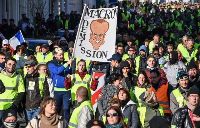 Протести "жовтих жилетів": відбулися сутички з поліцією, є постраждалі Протести "жовтих жилетів": відбулися сутички з поліцією, є постраждалі