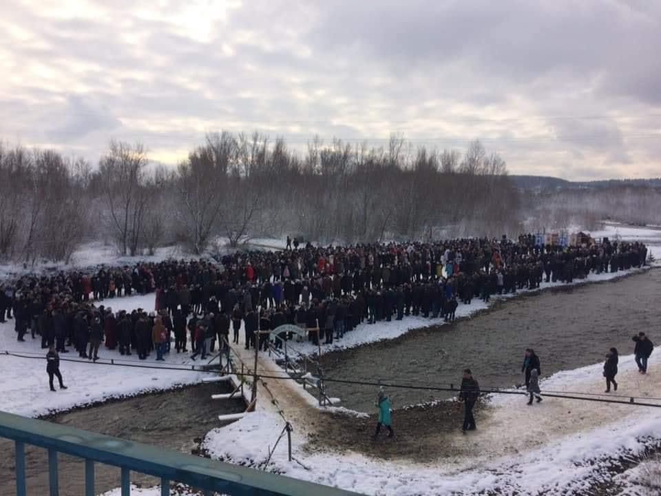 На Прикарпатье колоритно попрощались с Рождеством: фото и видео