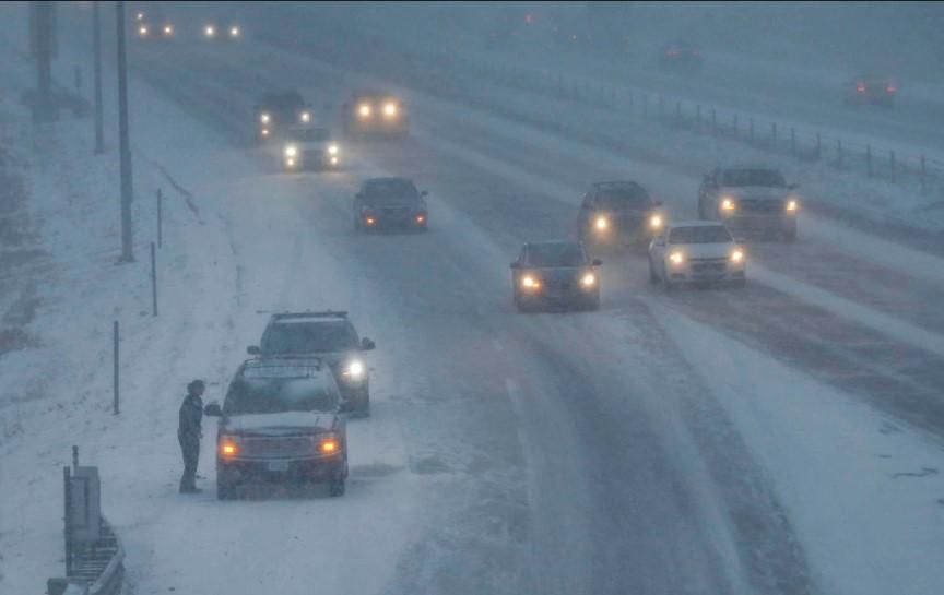 Потужні снігопади у США забрали життя 3 людей, тисячі авіарейсів скасовано Потужні снігопади у США забрали життя 3 людей, тисячі авіарейсів скасовано