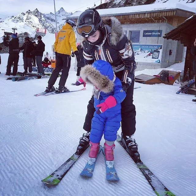 Діти Олі Фреймут вперше стали на лижі