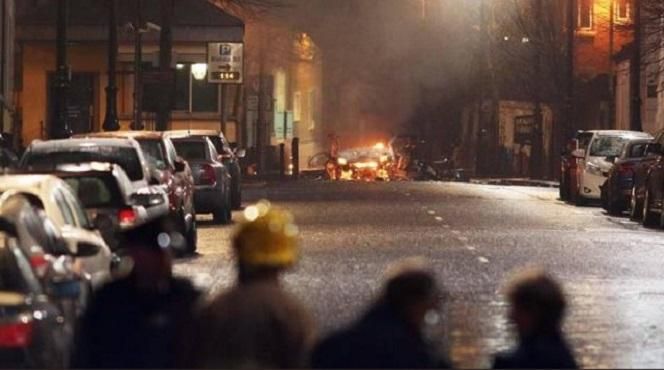Теракт у Північній Ірландії: у центрі Лондондеррі вибухнув викрадений автомобіль