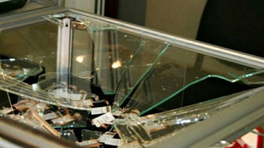 З'явилось відео, як грабували ювелірний магазин у Кривому Розі: дійство шокує З'явилось відео, як грабували ювелірний магазин у Кривому Розі: дійство шокує