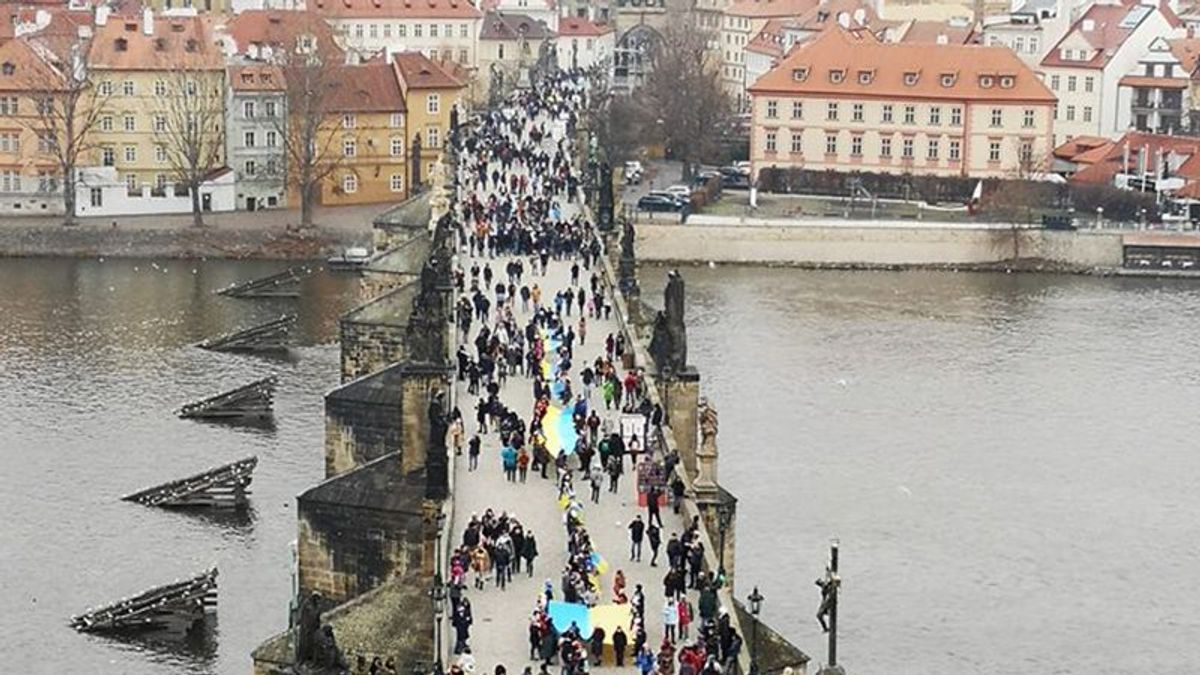 В Праге ко Дню Соборности Украины развернули украинские флаги: фото В Праге ко Дню Соборности Украины развернули украинские флаги: фото