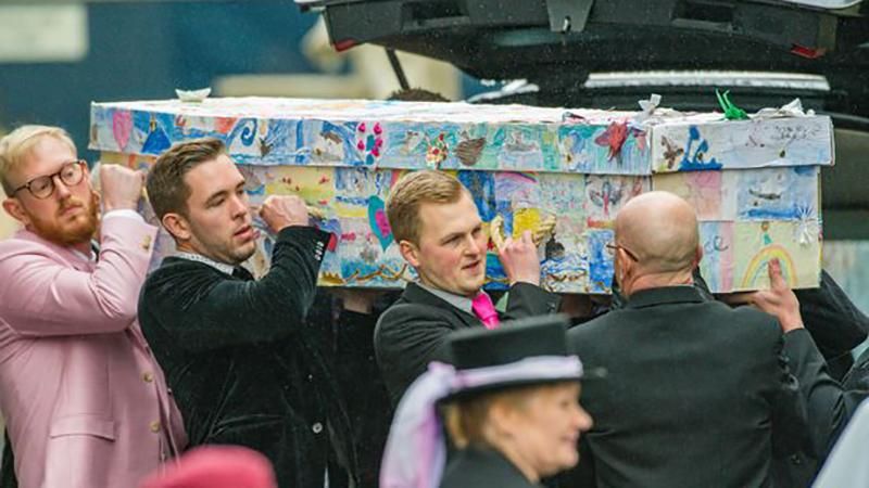 Вы все чудесные дети: директора школы в Великобритании похоронили в гробу, украшенном рисунками