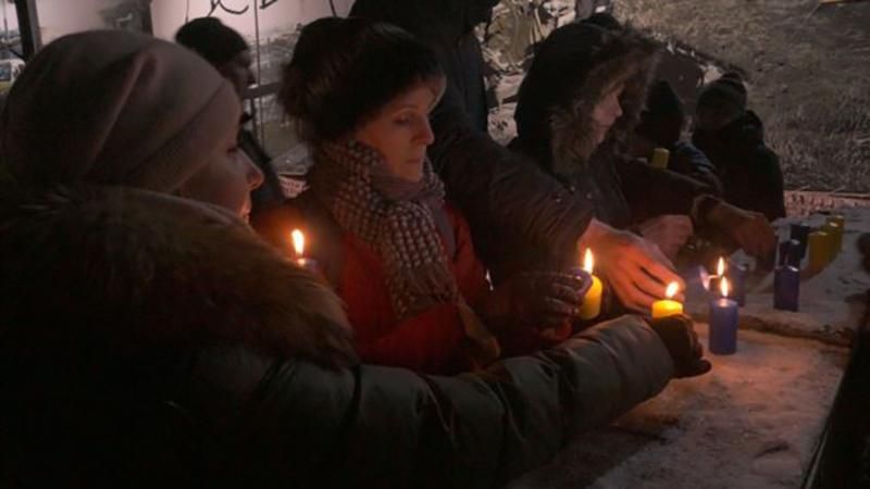 У Дніпрі запалили 242 свічки в пам’ять оборонців Донецького аеропорту У Дніпрі запалили 242 свічки в пам’ять оборонців Донецького аеропорту