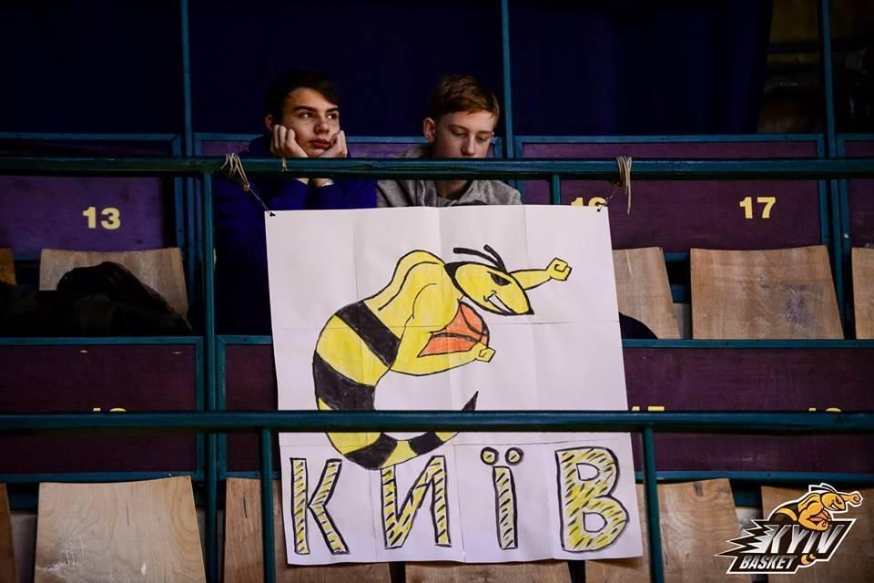 У Києві через протікання даху спорткомплексу перервали баскетбольний матч