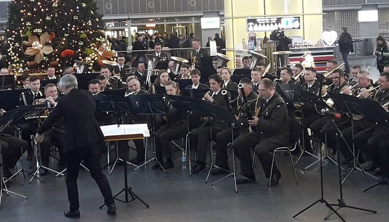 В аеропортах України влаштовують музичні флешмоби на честь "кіборгів": захопливі відео В аеропортах України влаштовують музичні флешмоби на честь "кіборгів": захопливі відео