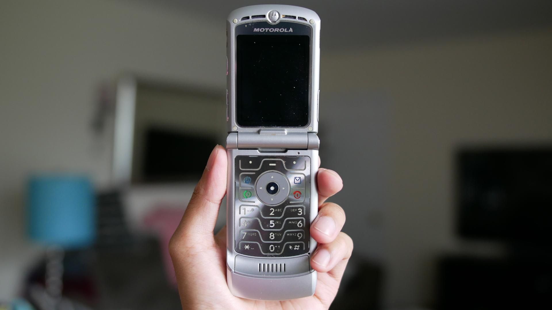 Як виглядатиме оновлений смартфон-жабка Motorola RAZR V3: фото