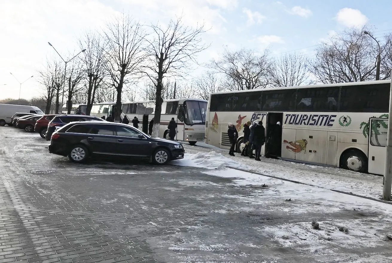 Зафіксували щонайменше 9 автобусів, які привозили і вивозили людей на захід