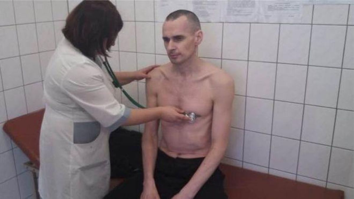Сенцов написал жизнеутверждающее письмо: почему к его словам надо относиться с осторожностью Сенцов написал жизнеутверждающее письмо: почему к его словам надо относиться с осторожностью