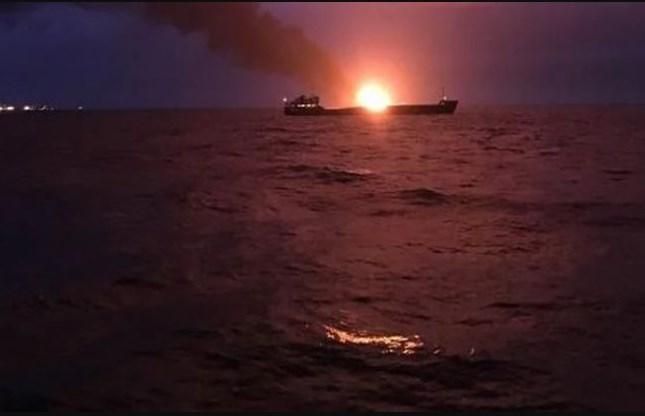 Пожежа на суднах поблизу Керченської протоки: існує загроза вибуху на кораблях