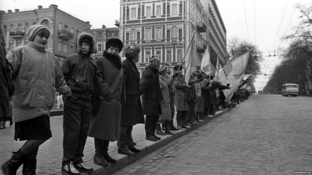 Незважаючи на шалений супротив КГБ: спогади про "ланцюг Єднання" у 1990 році
