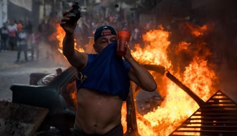 Протесты в Венесуэле: митингующие вступили в противостояние с полицией
