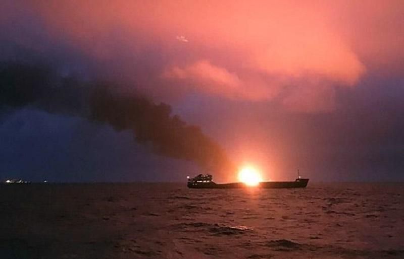К поиску моряков, пропавших в результате аварии в Черном море, привлекут вертолет