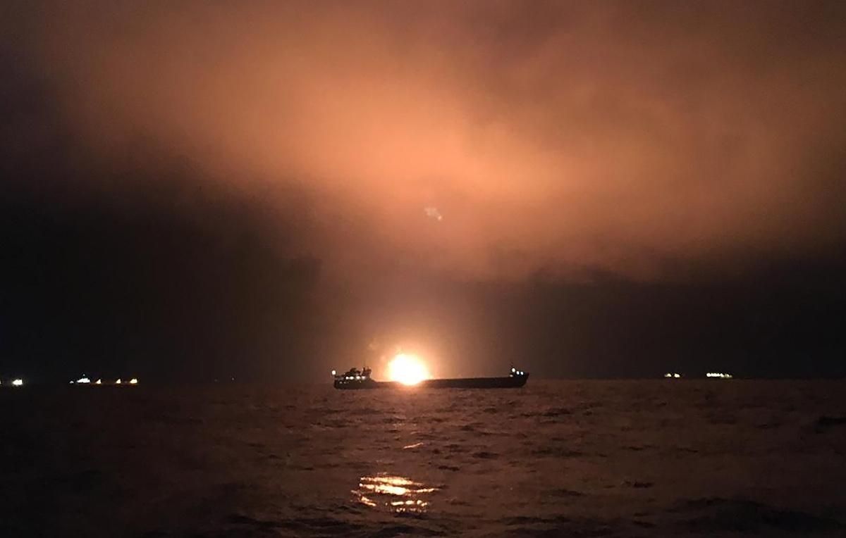 Живих вже не шукають: з'явилися нові деталі страшної пожежі на суднах поблизу Керчі Живих вже не шукають: з'явилися нові деталі страшної пожежі на суднах поблизу Керчі